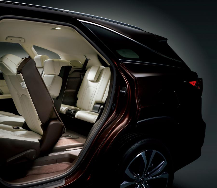 Интерьер Lexus RX450hL 2017 года  (JP) (фото 4 из 5)
